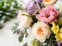 Detalle de un ramo de flores de temporada con tonos suaves preparado en una floristería de Pinto